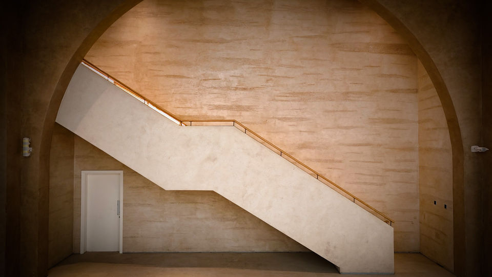 Microtadelakt lime plaster: seamless, breathable, polished wall finish for luxury interiors in the GCC.