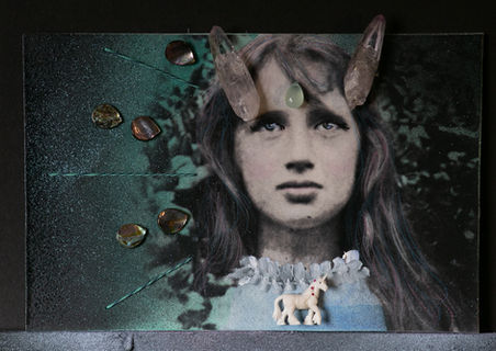 Madre de la consciencia, giclée intervenido con técnica mixta y collage, 16x22 cm