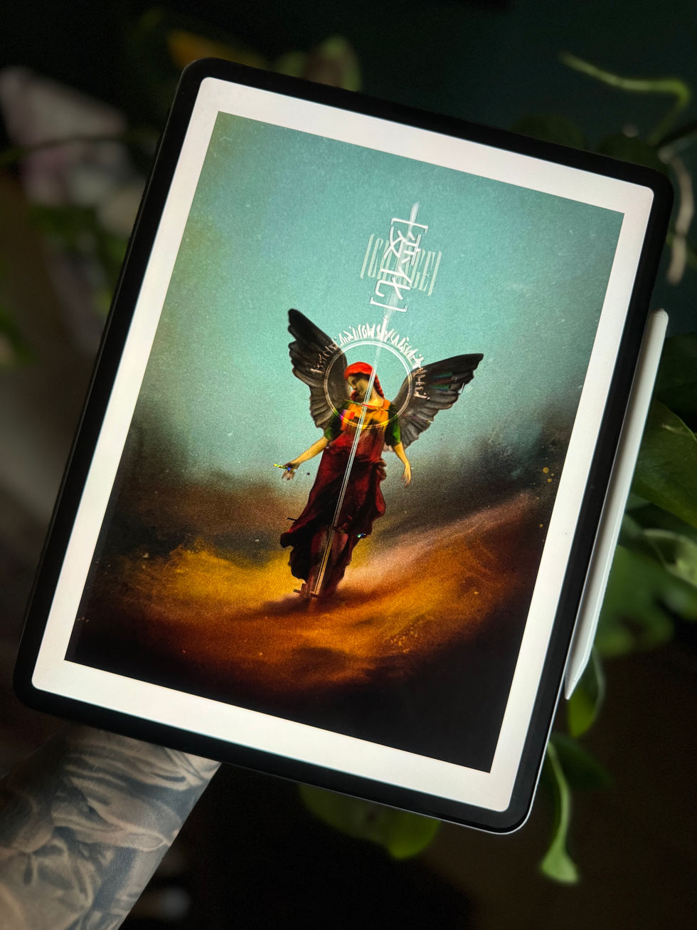 Red Angel mit Zirkel