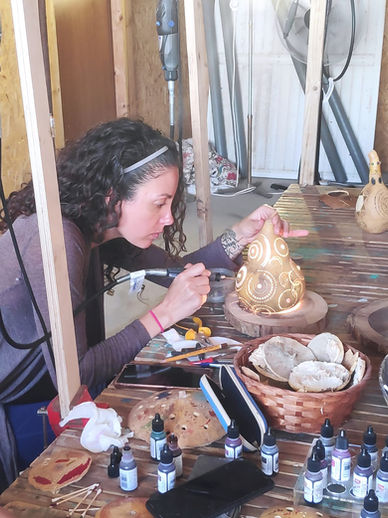 במתחם האמנים "המעיין" - מול זכרון יעקב