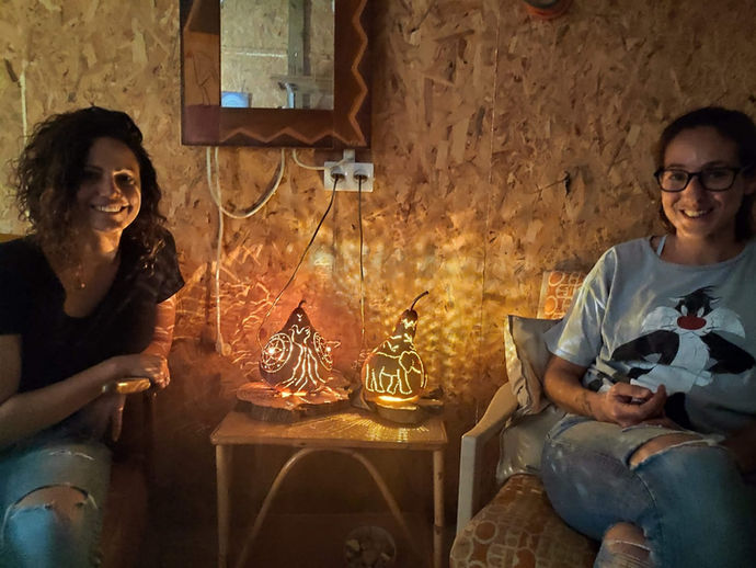 במתחם האמנים "המעיין" - מול זכרון יעקב