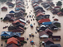 Бруд, руйнації та збитки на мільярди доларів: через зливи та повені ситуація критична по всій Центральній Європі, - про це пише CNN