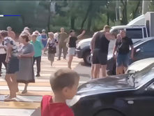 Зневоднений бунт в окупованому Донецьку: місцеві перекрили дорогу і вимагають дати воду