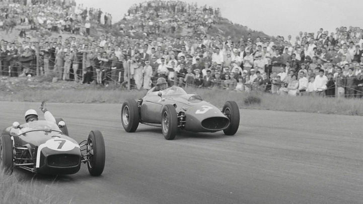 Racing cars on the track at the 1959 Dutch Grand Prix