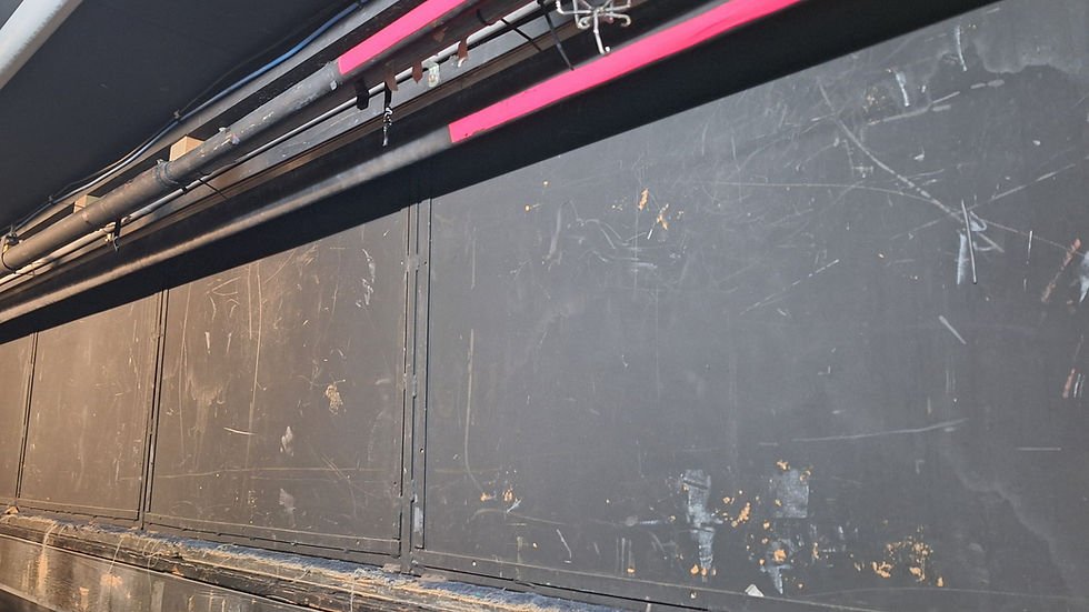 The orchestra pit wall