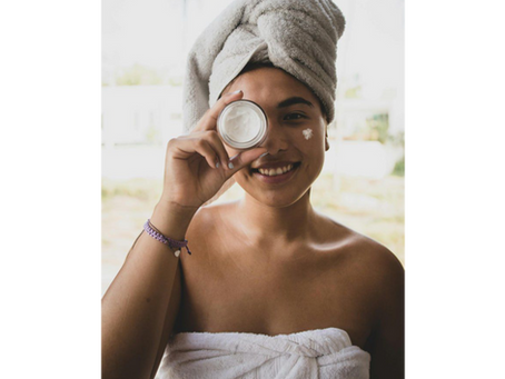 Box cosmétique anti-gaspillage Re-valorize contenant des soins naturels et bio.