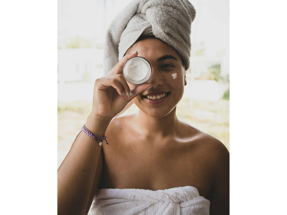 Box cosmétique anti-gaspillage Re-valorize contenant des soins naturels et bio.