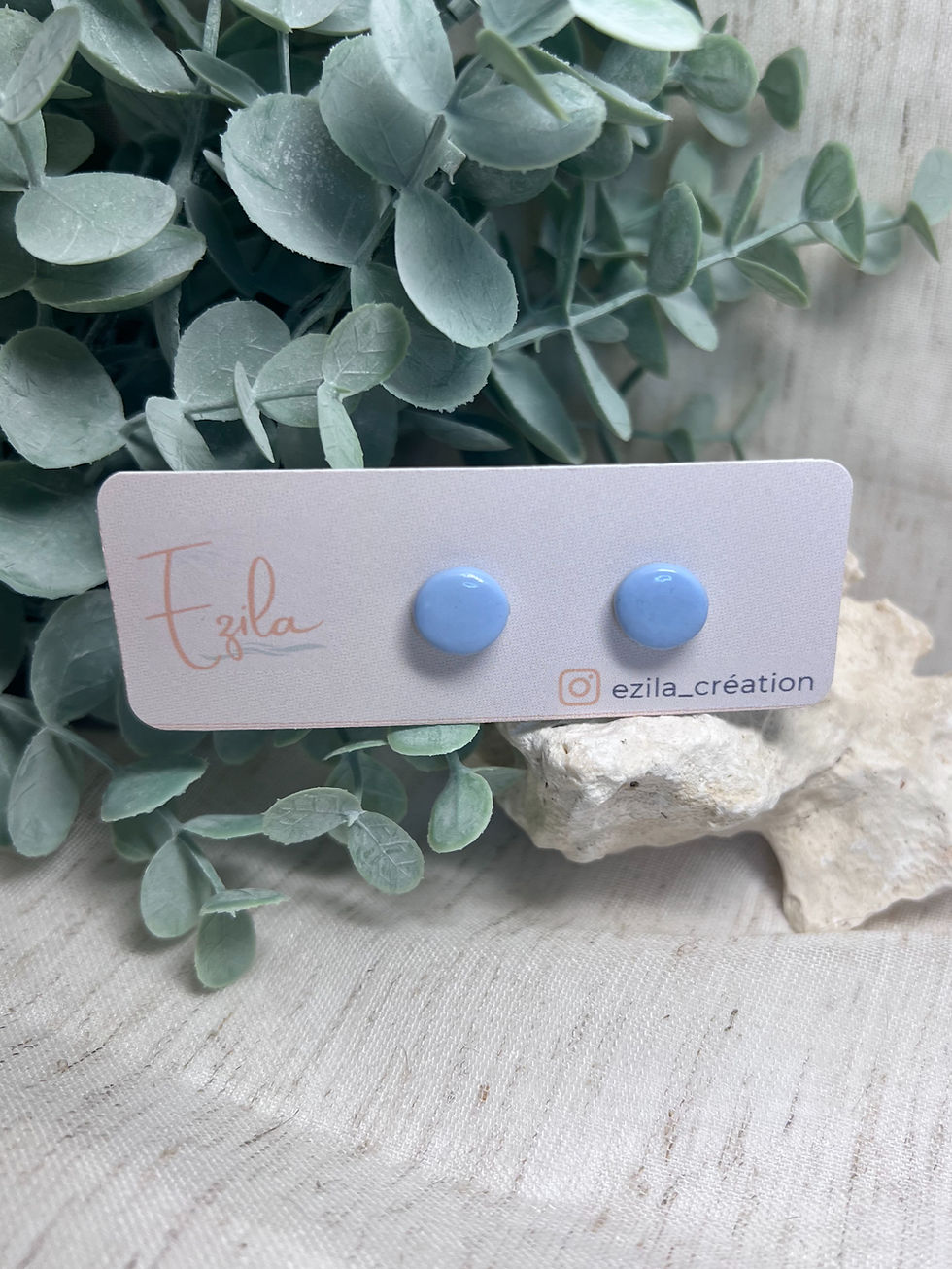 Boucles d'oreilles clous bleu clair sur carte