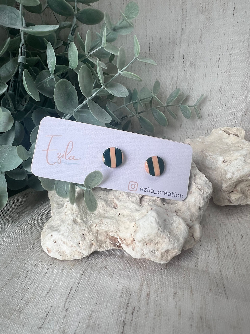 Clous d'oreilles ronds noirs à rayure beige