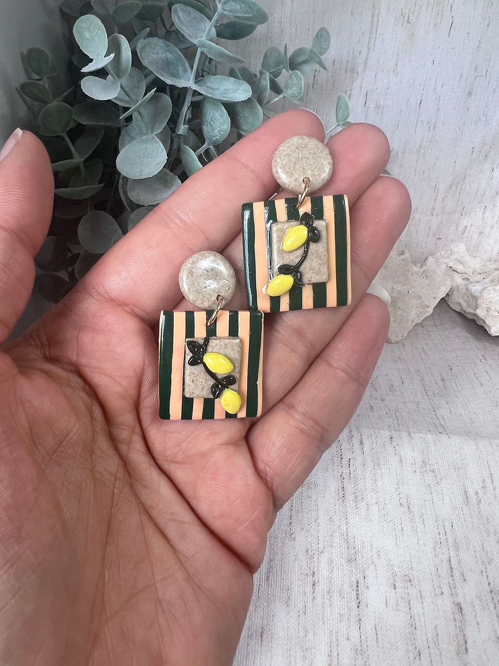 Paire de boucles d'oreilles rectangulaires rayées, motifs jaunes.