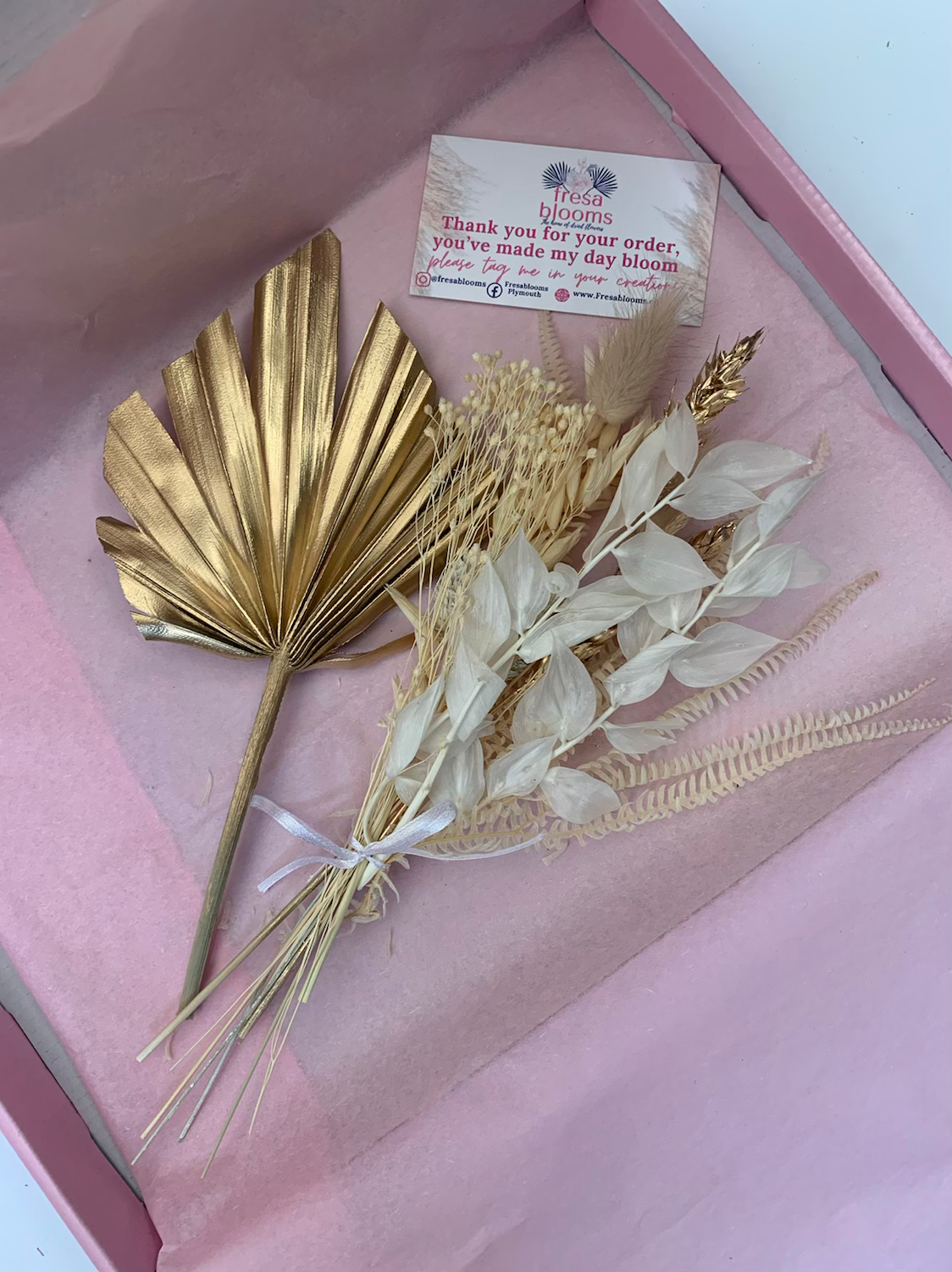 Gold and cream bakers box 