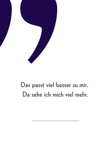 Testimonial-Grafik mit dunkelvioletten Anführungszeichen und Kundenzitat: Das passt viel besser zu mir. Da sehe ich mich viel mehr. Minimalistisches Design mit weißem Hintergrund und grauer Trennlinie.