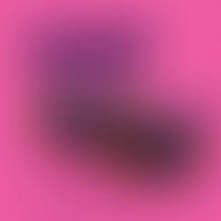 Werbegrafik mit provokanter Botschaft: Ein angebissener Schokoriegel vor leuchtendem Pink, darauf in tropfender lila Glasur das Wort „SPORT?". Dazu der Text „Shake statt Sport? Jetzt reicht's." - eine ironische Kritik an irreführender Fitness-Werbung.