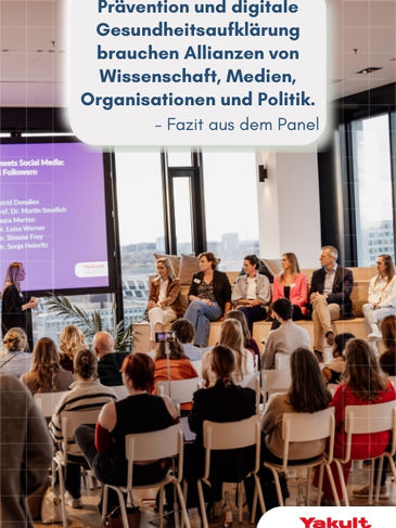 Panel-Diskussion zu Prävention und digitaler Gesundheitsaufklärung bei Yakult: „Prävention und digitale Gesundheitsaufklärung brauchen Allianzen von Wissenschaft, Medien, Organisationen und Politik.“ Teilnehmer sitzen auf Stühlen vor Leinwand mit Titeln der Panelteilnehmer.