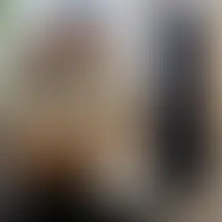 The artist visiting Fukuske’s headquarters, posing beside a large Daikokuten figurine adorned with kohaze metal clasps—an homage to the company’s origins in tabi craftsmanship.