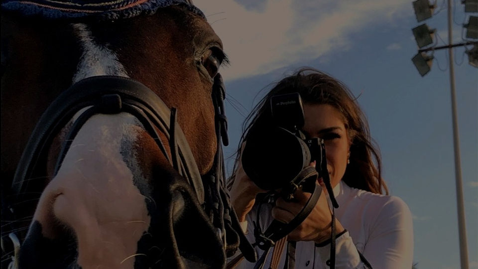 Dalma with her horse while taking pictures