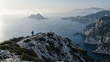 Coureur de trail au-dessus des Calanques