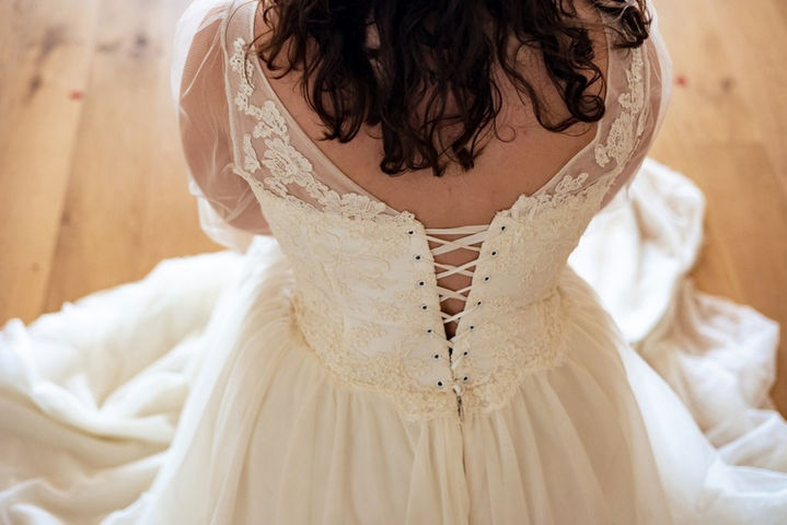 Future mariée dans la robe de mariage princesse romantique Iris, au bustier et manches 3/4 blousantes en dentelles et à la jupe en tulle fluide de la collection de tenues de mariage princesses de la créatrice Delphine Pinel dans les Monts du Lyonnais entre Lyon et Saint-Etienne
