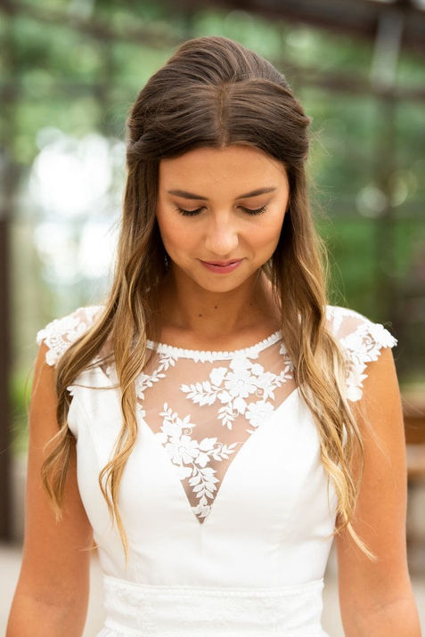 Robe de mariée en dentelle Ophélie de la collection de robes de mariée chics de la créatrice de tenues de mariage Delphine Pinel, dans les Monts du Lyonnais entre Lyon et Saint-Étienne.