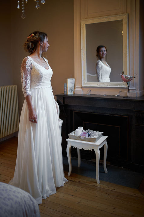 Robe Marguerite de la collection de robes de mariée écoresponsables bohèmes en coton bio de la créatrice de tenues de mariage Delphine Pinel, dans les Monts du Lyonnais entre Lyon et Saint-Étienne.