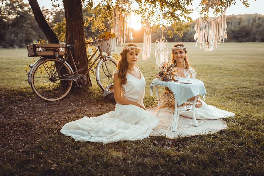 Robes de mariées Yasmine et Hortense, écoresponsables éthiques et vegan en coton bio style vintage et bohème, hippie pour un mariage champêtre de la créatrice Delphine Pinel à Sainte Catherine vers Mornant et saint-Martin-en-Haut entre Saint-Etienne, loire, 42 et Lyon, Rhône, 69