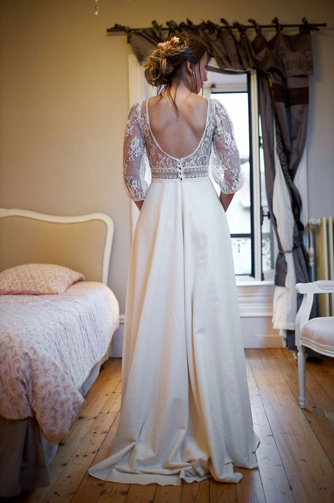 Robe Garance en dentelle de Calais dos nu, de la collection de robes de mariée écoresponsables bohèmes en coton bio de la créatrice de tenues de mariage Delphine Pinel, dans les Monts du Lyonnais entre Lyon et Saint-Étienne.
