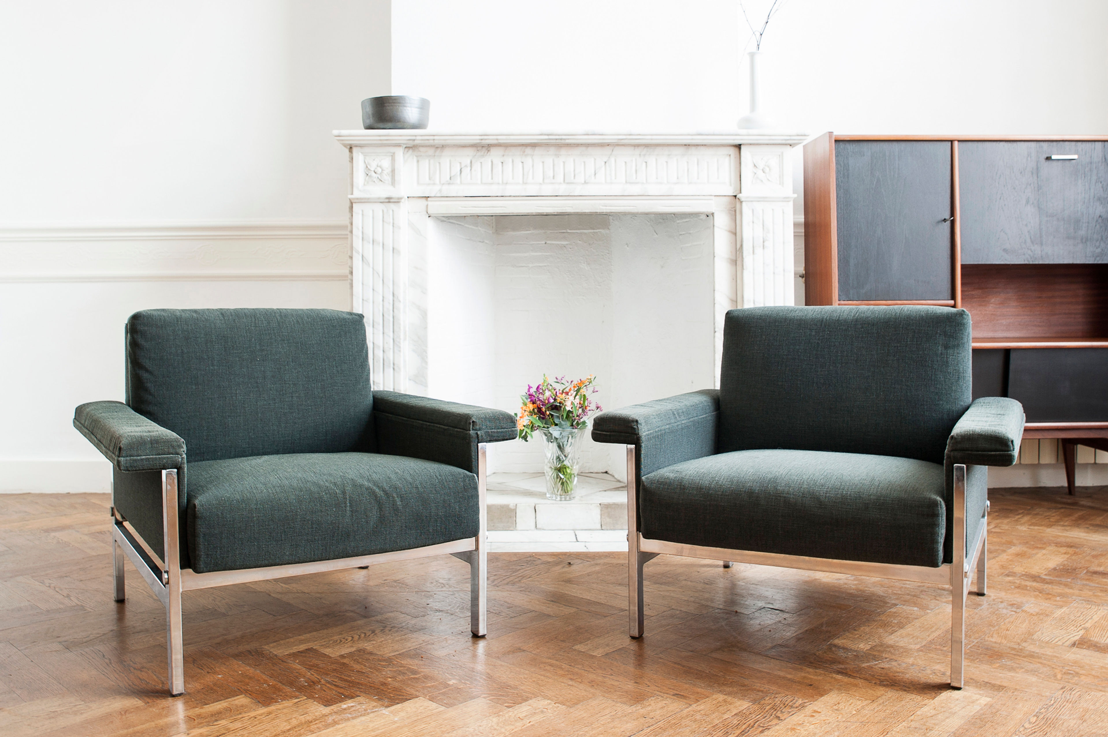 Paire de fauteuils "Paul et Joanne"