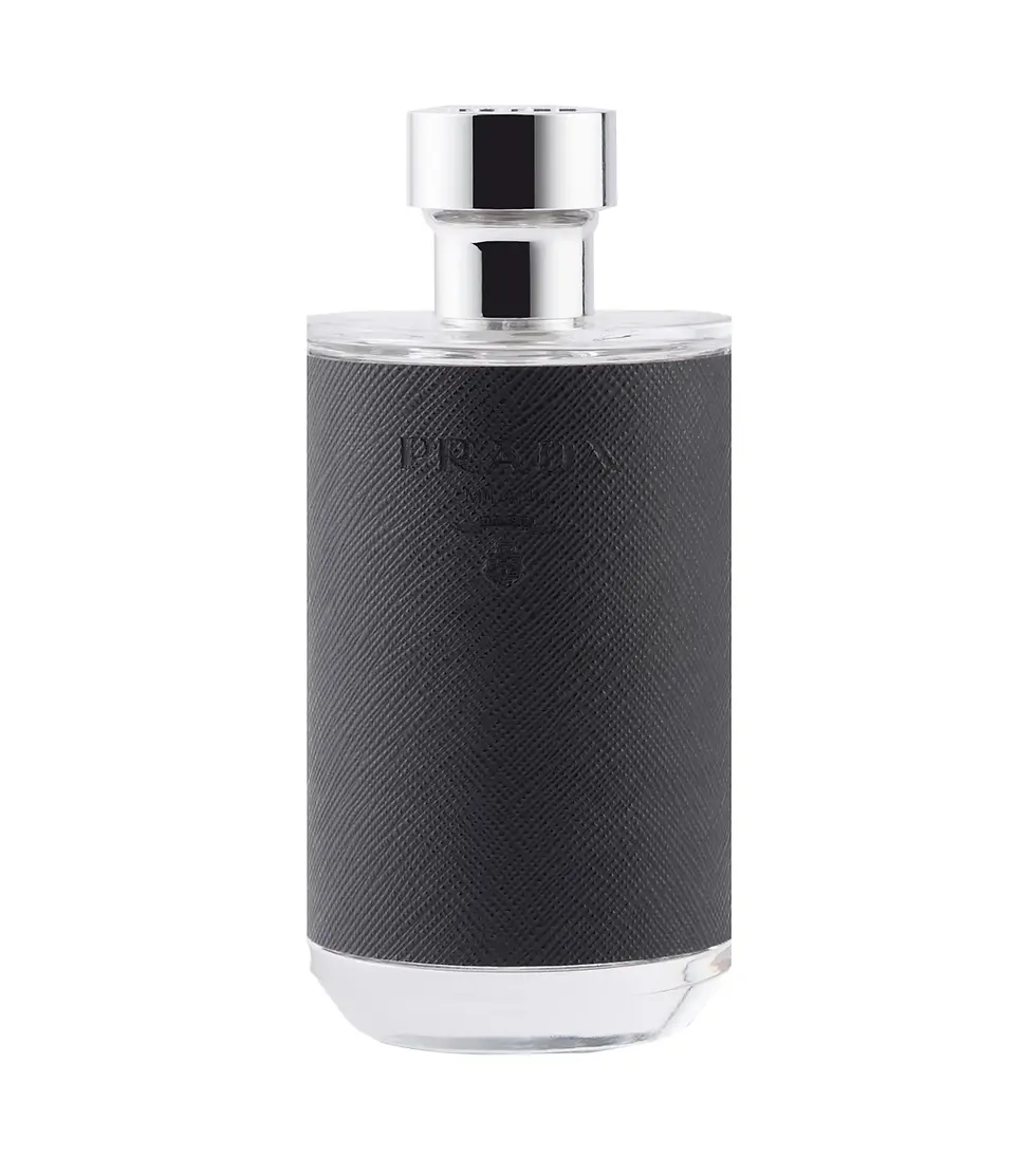 Verso Frasco do perfume Prada L'Homme Masculino Eau de Toilette 100ml com revestimento em couro preto escrito Prada