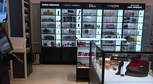 Loja interna Dayclo com vitirnes de perfumes importados