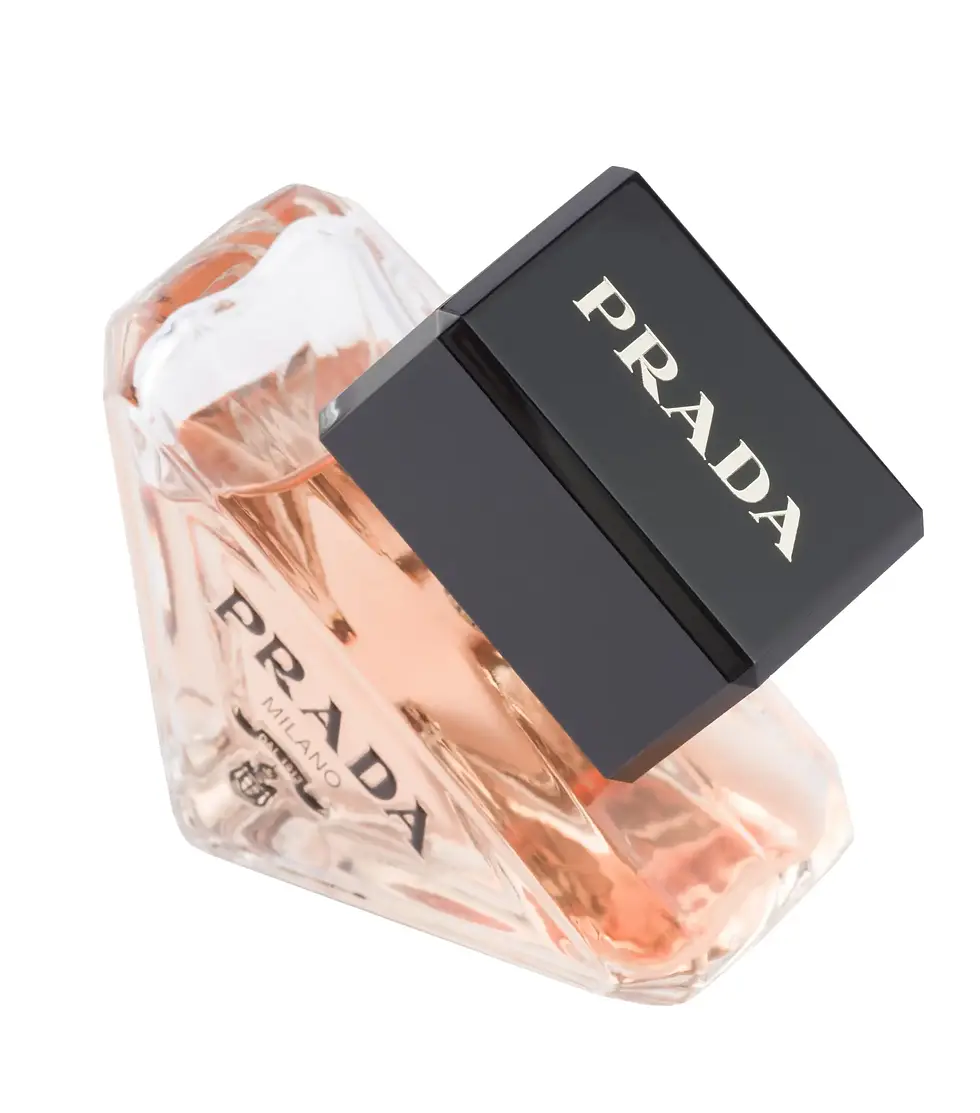 Miniatura: Vista de cima do perfume Prada Paradoxe 30ml Frasco em forma de triângulo, com foco na tampa preta com o nome Prada