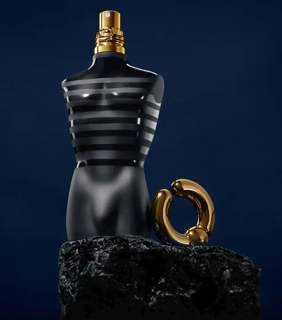 Frasco em formato de corpo masculino com listras pretas do perfume Le Male Jean Paul Gaultier em cima de uma pedra preta