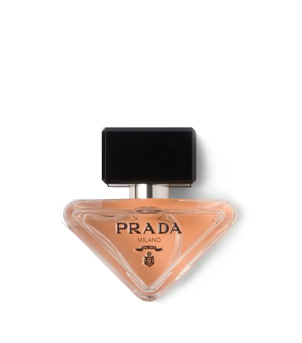 Miniatura: Vista frontal do perfume Prada Paradoxe 30ml Frasco em forma de triângulo, tampa preta e brasão detalhado da Prada Milano