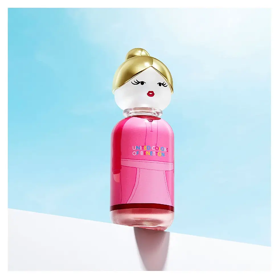Miniatura: Frasco do Perfume Feminino Pink Raspberry Sisterland United Colors of Benetton 80ML em cima de patamar branco ao fundo céu
