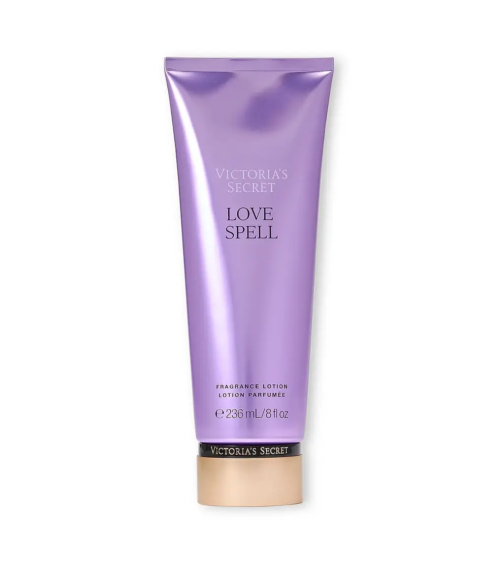 Body Lotion Victoria’s Secret Love Spell, embalagem Lilás 236 ml, com tampa bege e design elegante sobre fundo branco