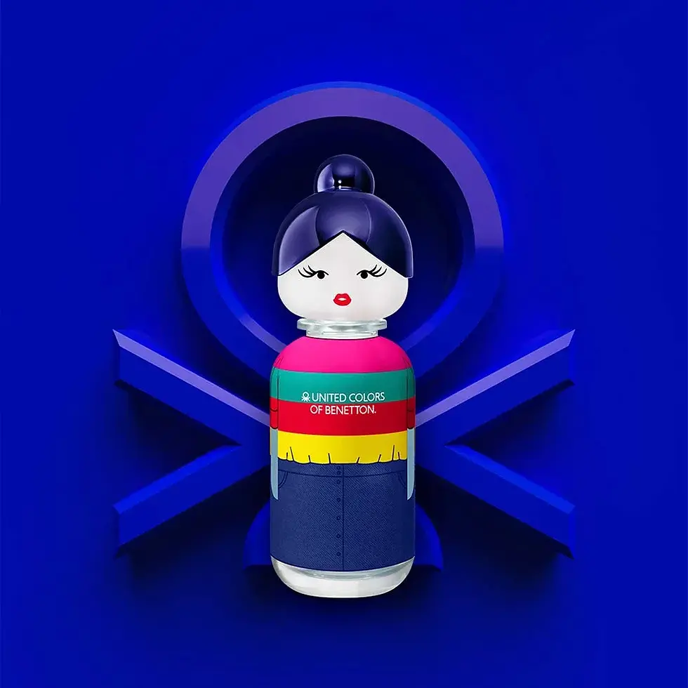 Miniatura: Frasco do perfume feminino United Colors Of Benetton Sisterland Blue Neroli Eau de Toilette 80ml com logo Benetton ao fundo