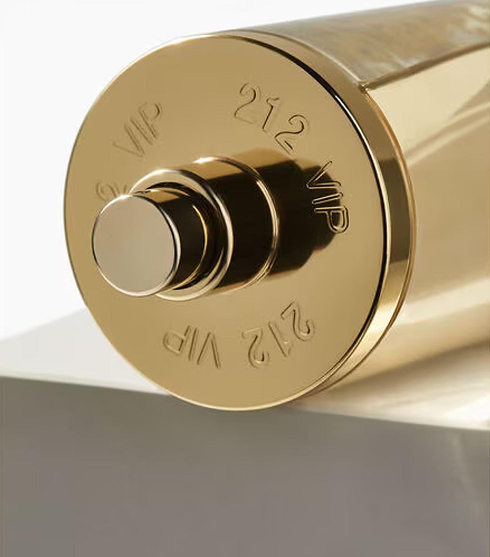 Miniatura: Detalhes do frasco dourado com o nome 212 Vip entalhado em volta do borrifador