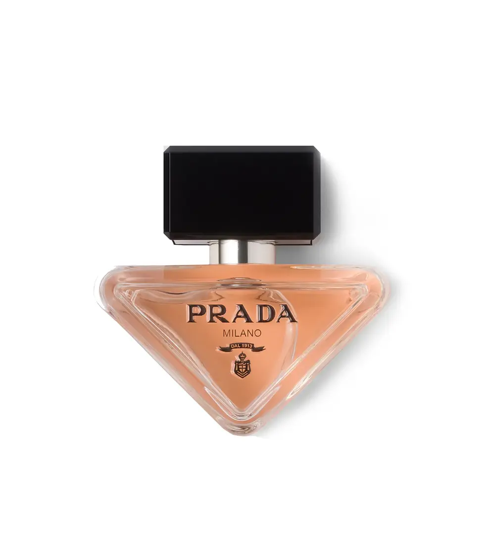 Miniatura: Perfume Prada Paradoxe 50ml Frasco em forma de triângulo em tom rosê, tampa preta e brasão detalhado da Prada Milano