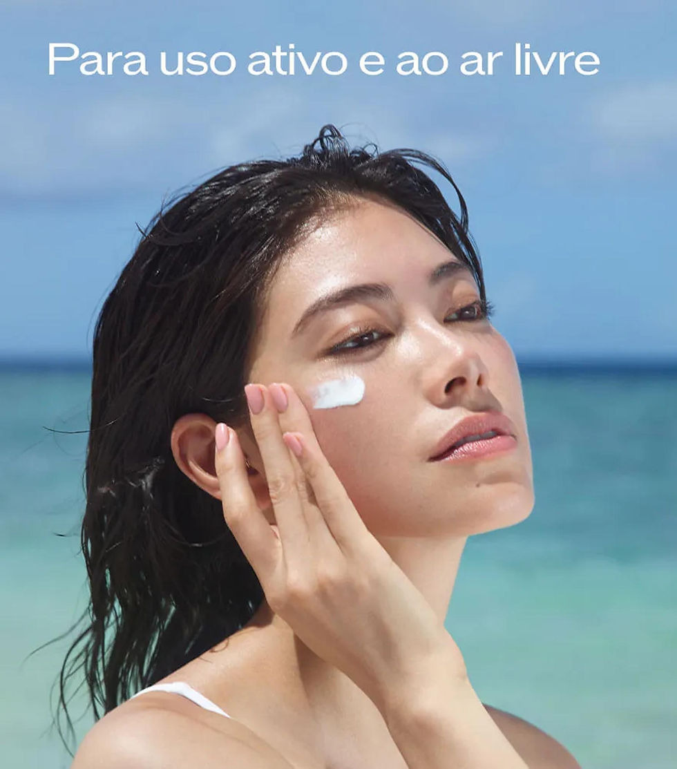 Miniatura: Mulher aplicando protetor solar Shiseido no rosto em uma praia paradisíaca. Texto Para uso ativo e ao ar livre