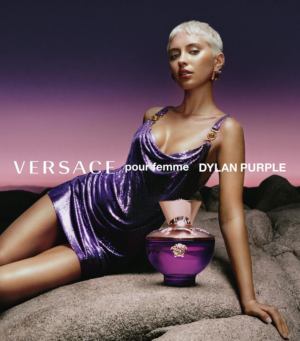 Miniatura: Modelo feminina sentada em rocha ao fundo por do sol em tom purpura e frente frasco do perfume Dylan Purple femme de Versace