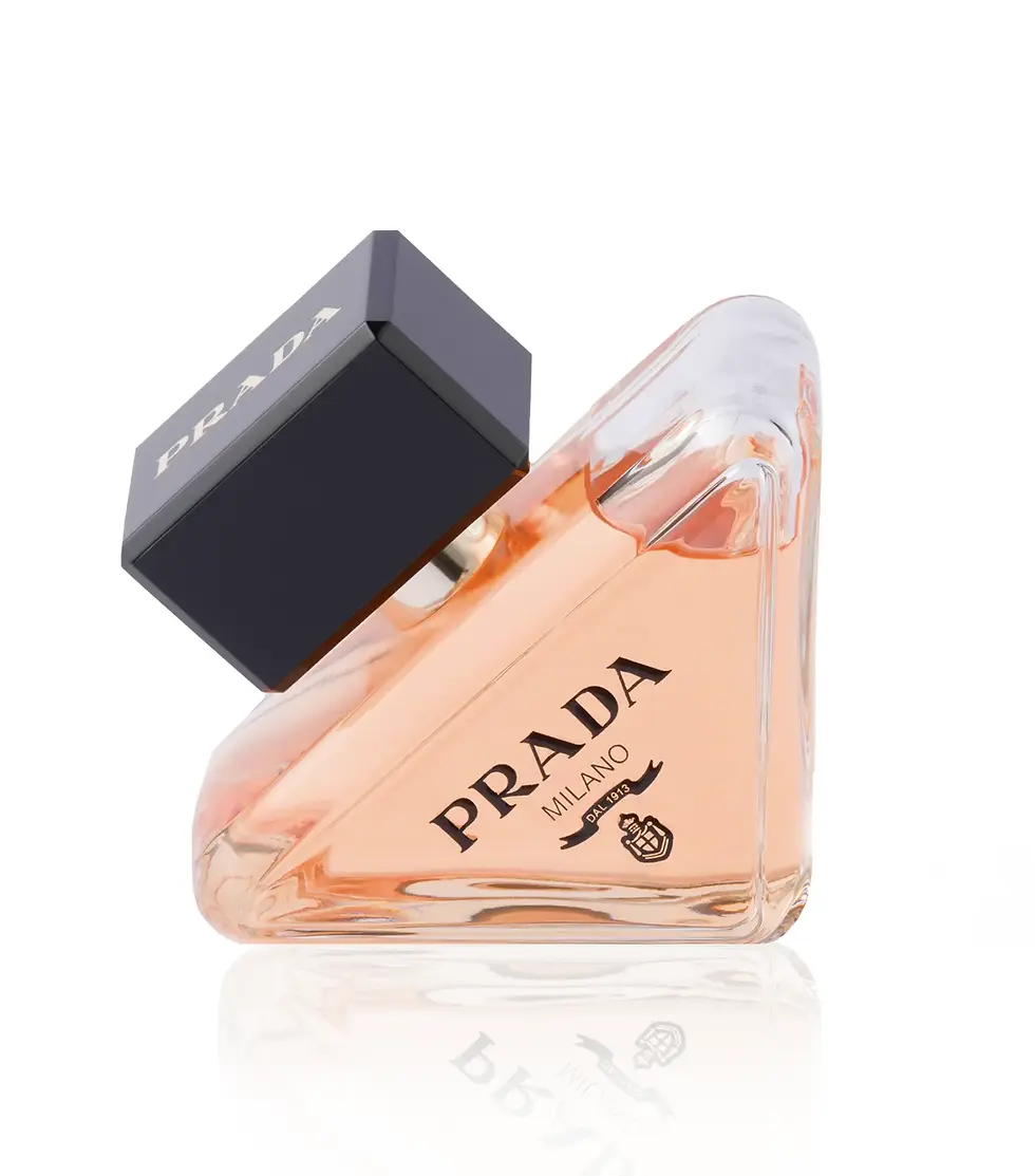 Vista frontal do perfume Prada Paradoxe 90ml Frasco em forma de triângulo, tampa preta e brasão detalhado da Prada Milano