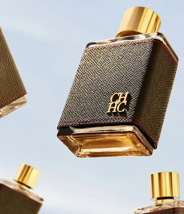 Miniatura: Frasco de perfume revestido em couro e tampa dourada CH Men de Carolina Herrera