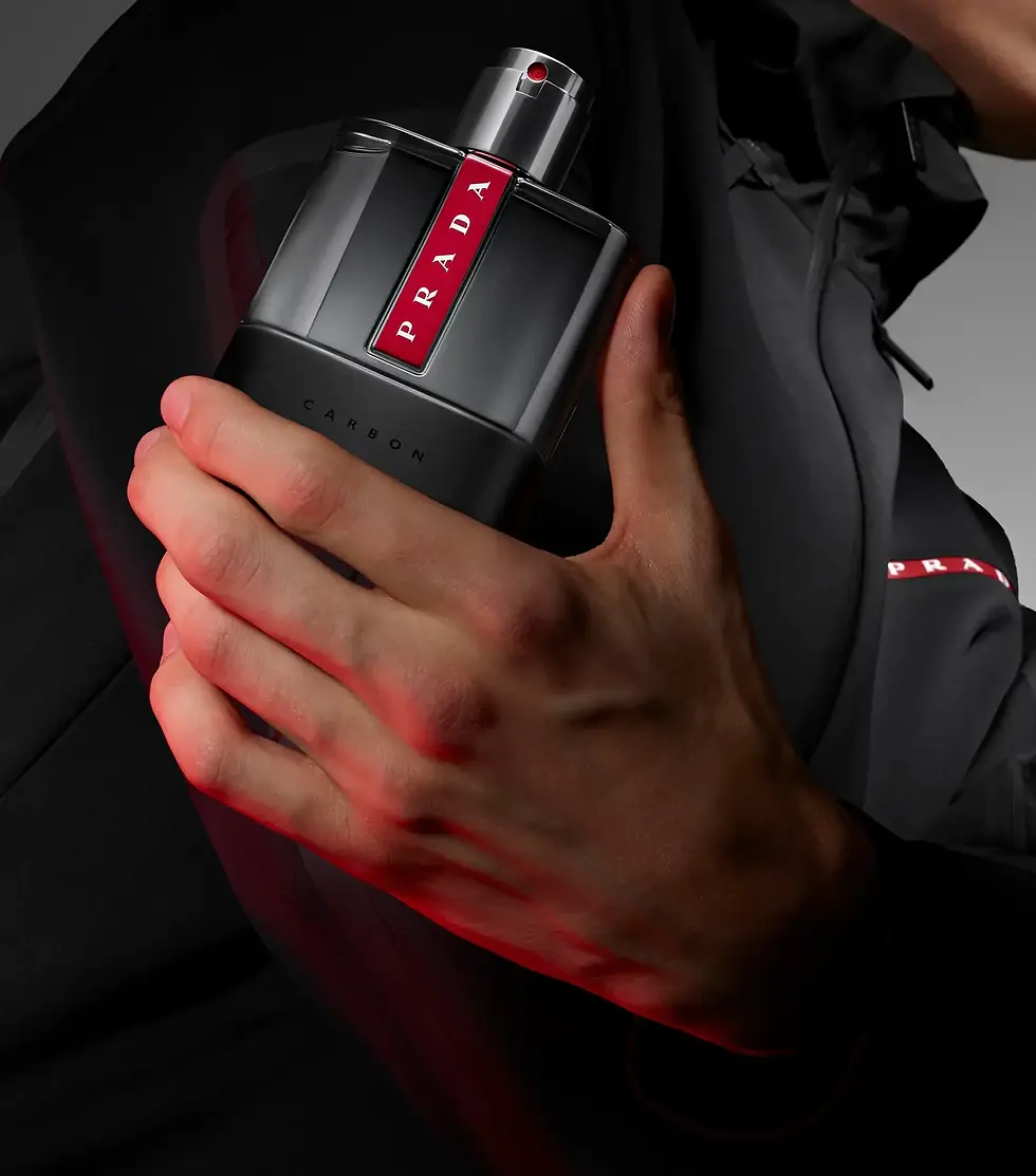 Miniatura: Perfume masculino Prada Luna Rossa Carbon em frasco preto sofisticado sendo segurado por um homem