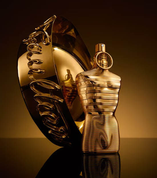 Miniatura: Frasco de 125ml dourado do perfume Le Male Elixir Absolut em formato de torso de Jean Paul Gautier ao lado coroa dourada