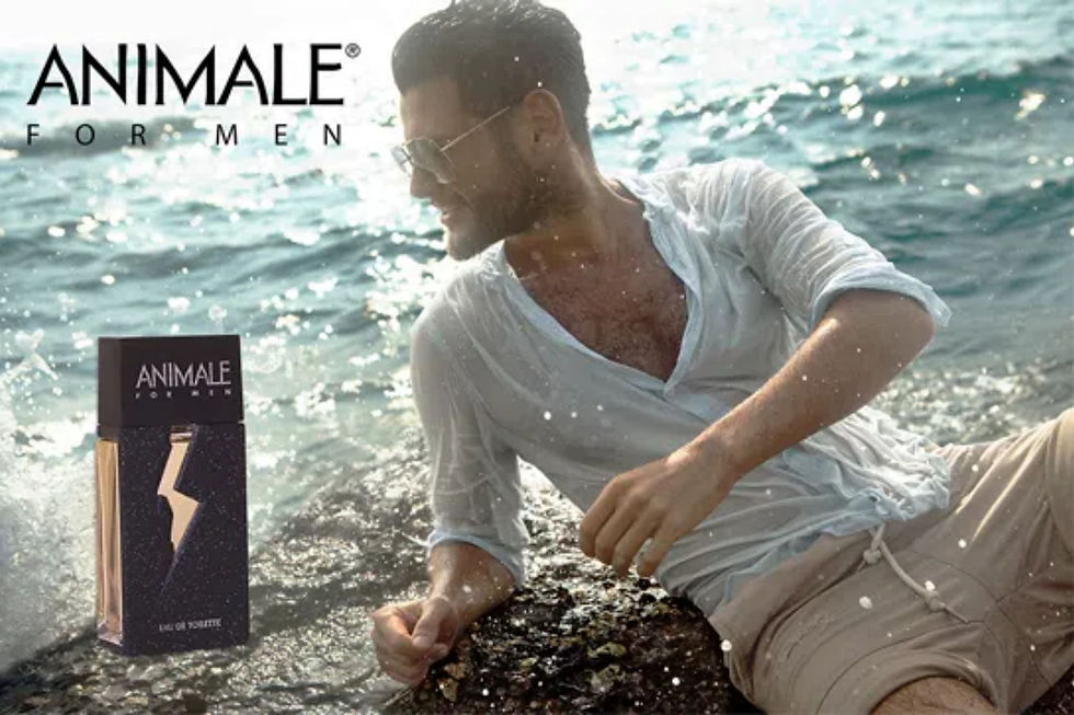 Miniatura: Homem deitado em areia da praia com o frasco do perfume Animalle For Men Eau de Toilette