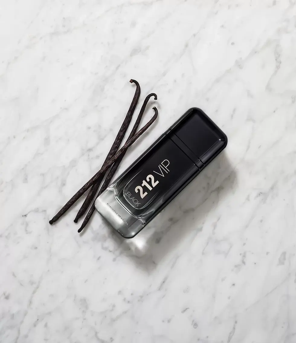 Miniatura: Frasco de vidro do perfume masculino 212 Vip Black  EDP de carolina herrera visto de cima com nota de vanilla