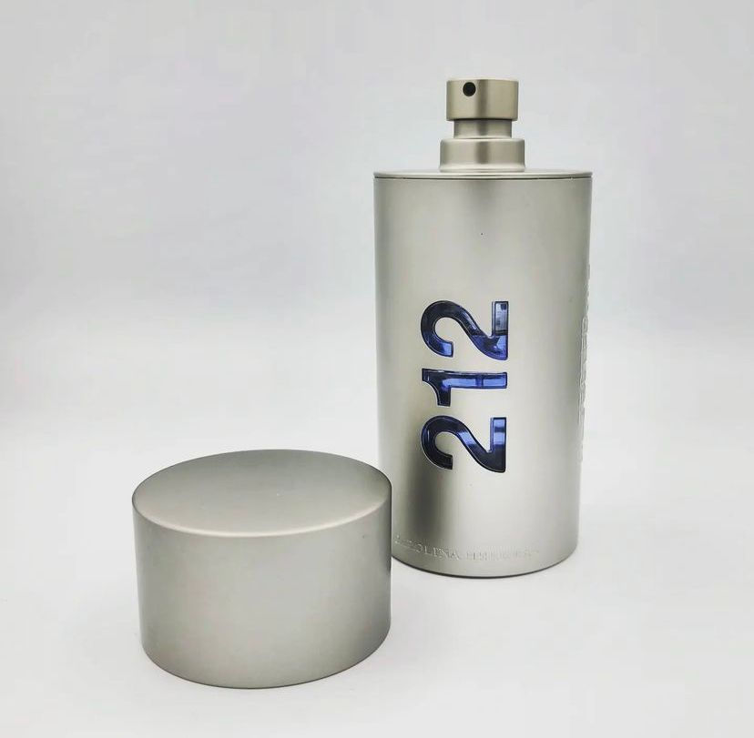 Miniatura: Frasco metálico com tampa magnética do perfume masculino 212 men de carolina herrera