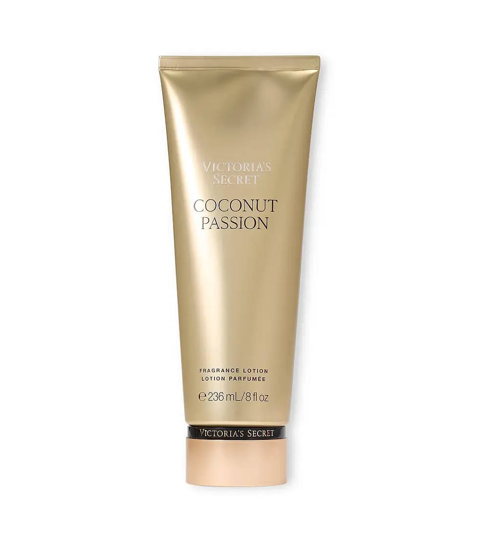 Body Lotion Victoria’s Secret Coconut Passion, embalagem dourada 236 ml, com tampa bege e design elegante em fundo branco