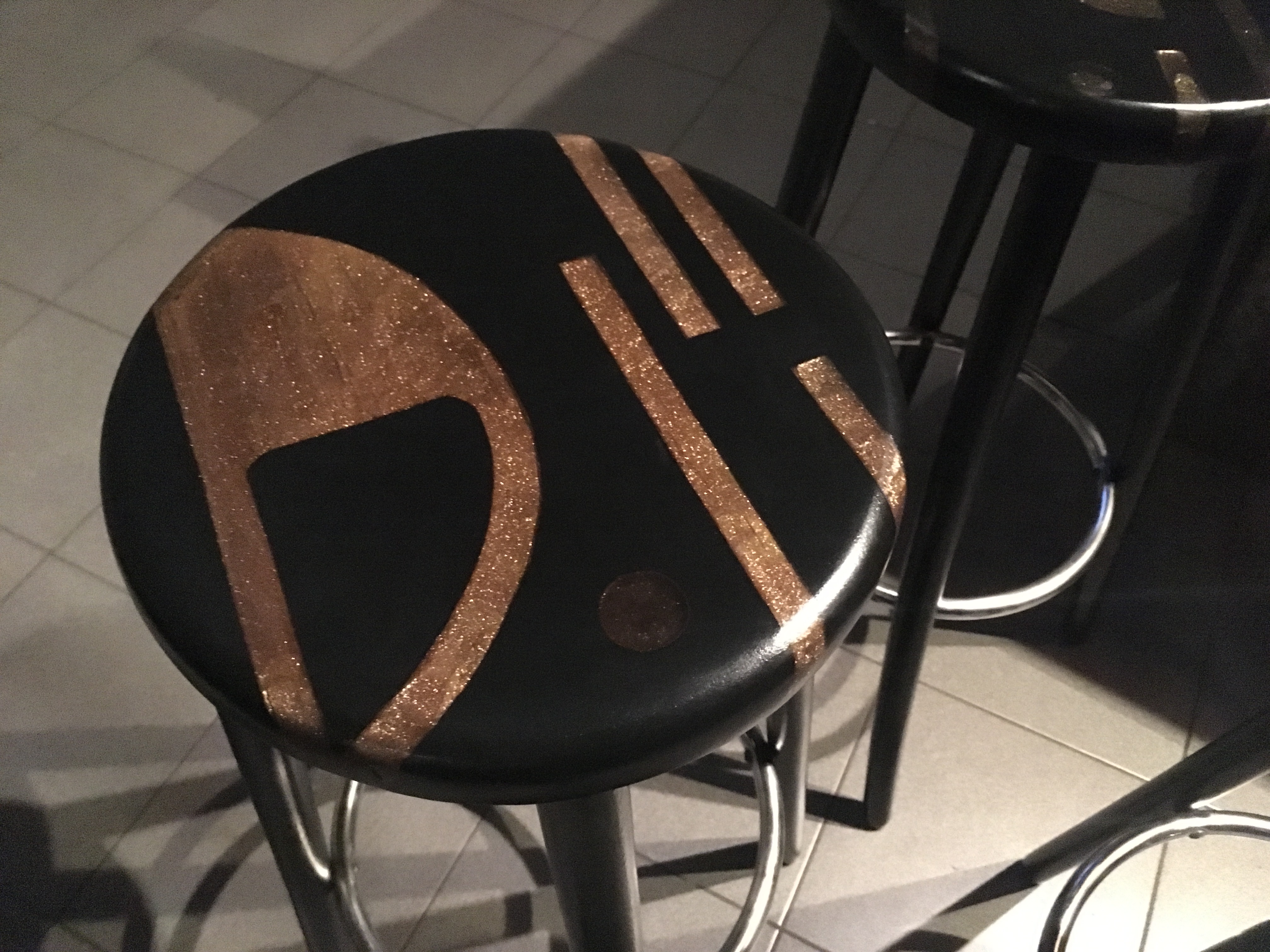 Upcycled barkruk "Dragonetti"