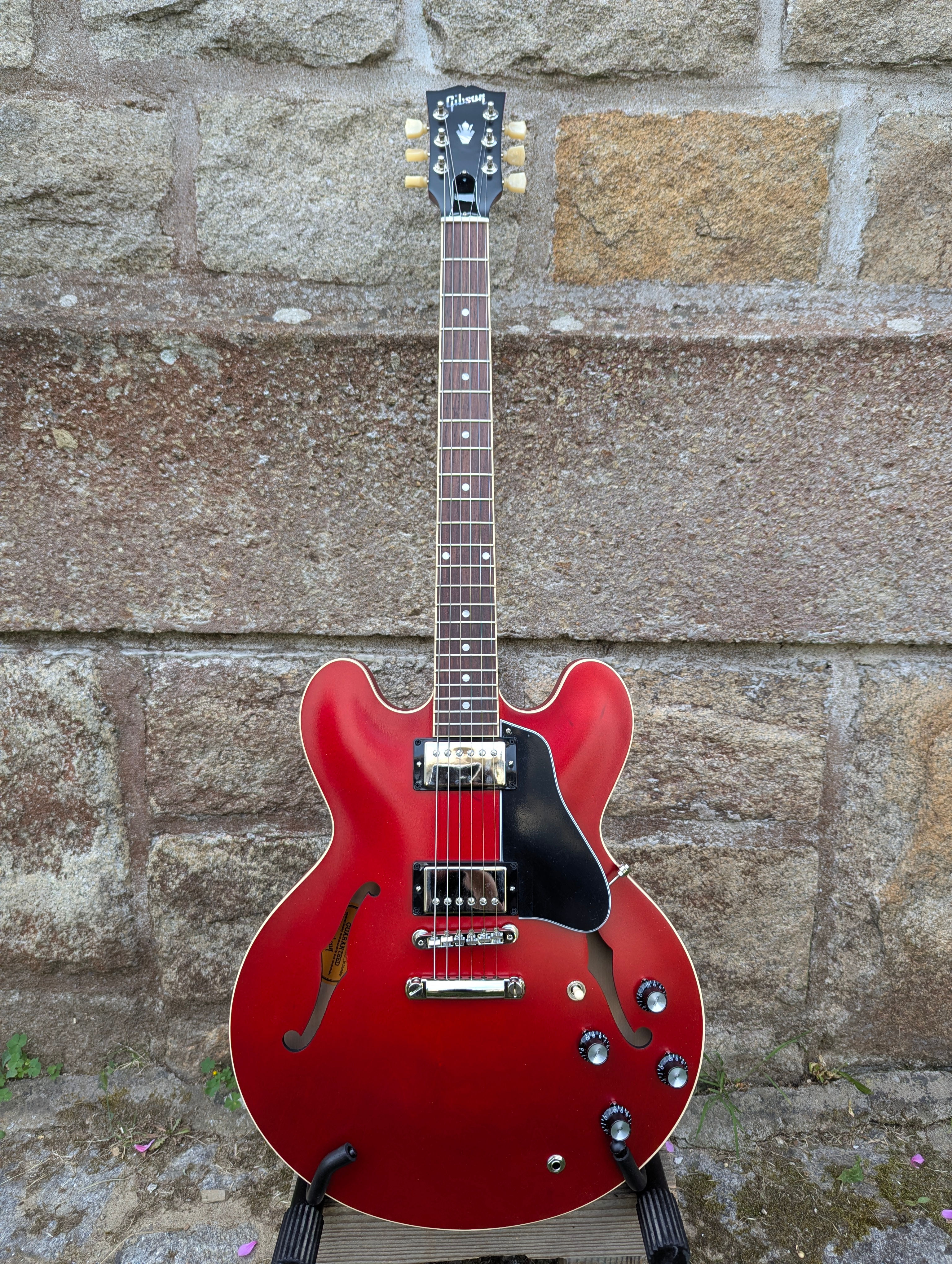 Gibson ES-335 Satin Cherry 2022 — état comme neuf