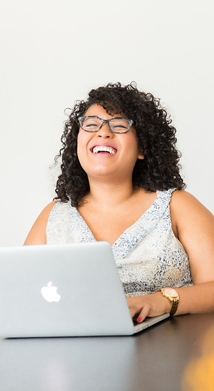 woman sitting in front of the laptop_edi